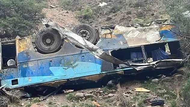 Bolivya'da yolcu otobüsü uçurumdan yuvarlandı: 31 ölü