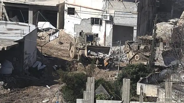 İsrail ordusu 16 evi yıktı