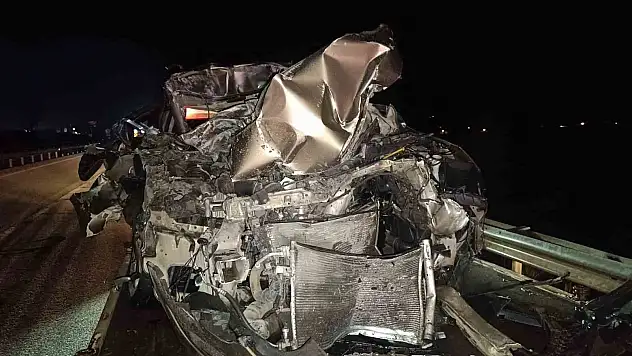 Otomobil, kamyona arkadan çarptı