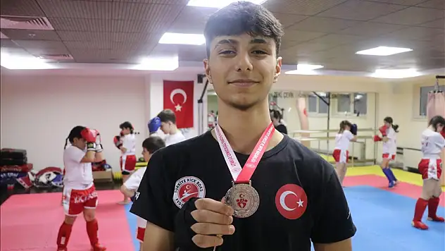 Kick boksçu Taha Adacık, Türkiye ikincisi oldu