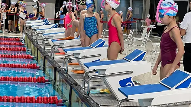 Minik yüzücüler, paletle ilk kez yüzdü