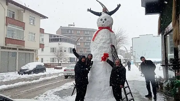 Gençlerden 3 metrelik kardan adam