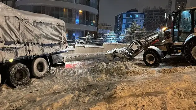 Yolda kalan araçlar kurtarıldı