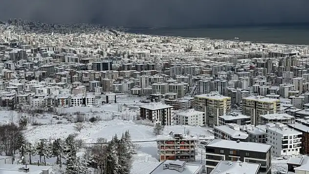 Kar küreme ve tuzlama çalışmalarını sürdürüyor