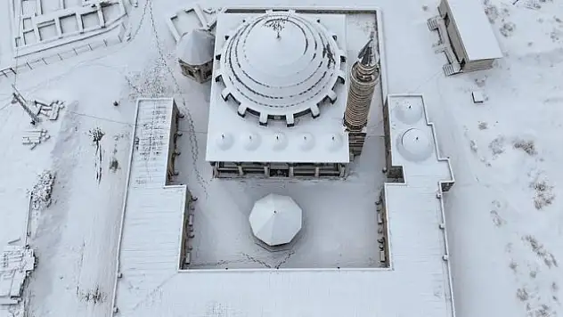 Tarihi yapılar karla kaplandı