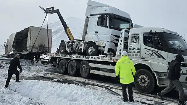 Cam yüklü tır kaza yaptı