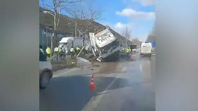 Kontrolden çıkan tır refüje girdi