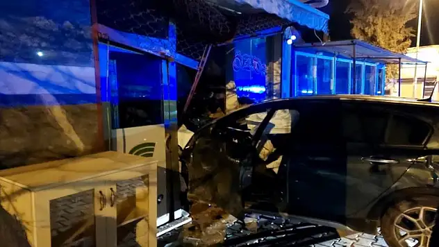 Otomobil işyerine girdi