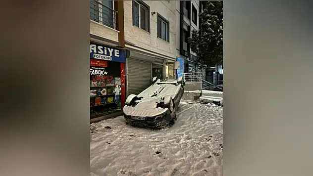 Kar küreme kamyonunun çarptığı otomobil ters döndü