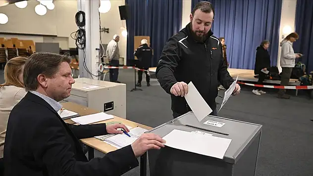 Almanya'da genel seçimler için oy verme işlemi başladı