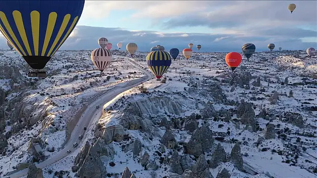 Kapadokya'da sıcak hava balonları gökyüzünü renklendirdi