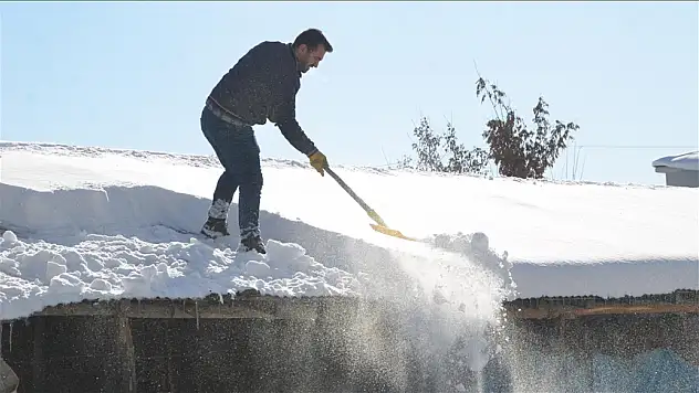 Hakkari'de vatandaşlar çatılarda biriken karı temizledi