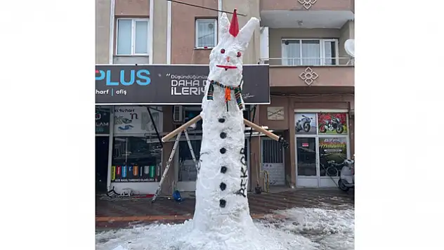 Bafra'da esnaftan 4,2 metrelik dev kardan adam