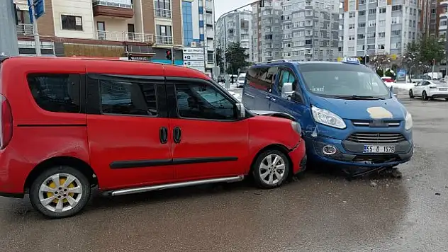 İki ayrı dolmuş çarpıştı