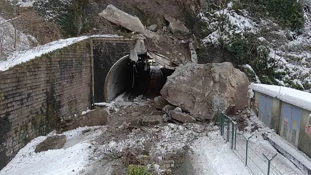 Sarp kara yolu ulaşıma kapandı