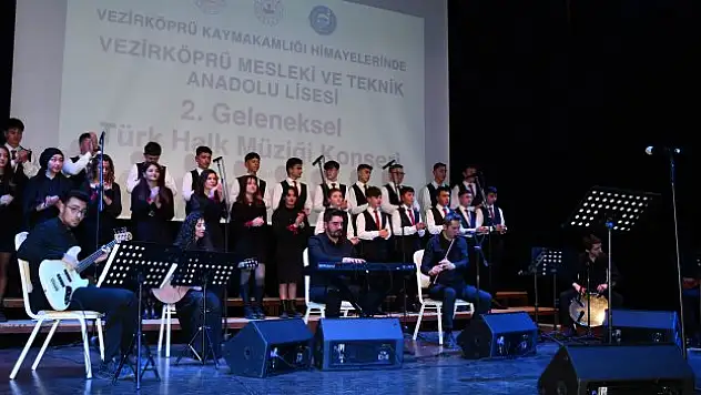 Türk Halk Müziği Korosu sahnede