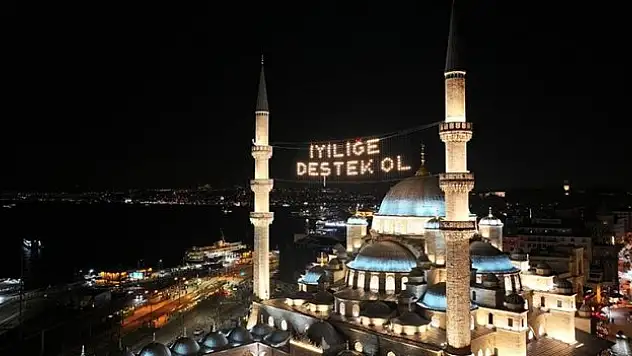 Camiler mahyalarla süsleniyor