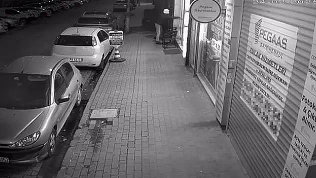 Silah tutukluk yapınca camı kırmaya çalıştı