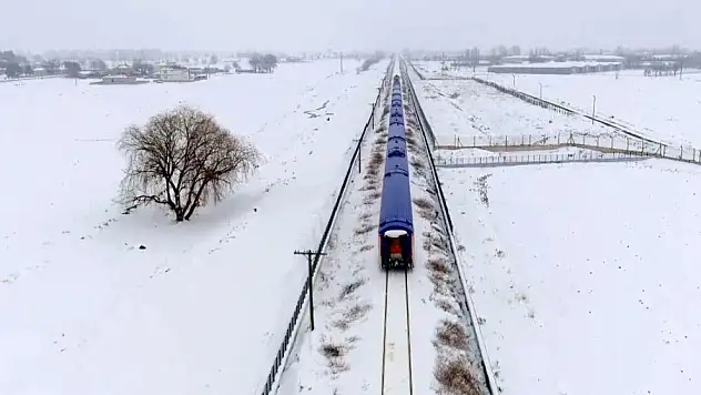 Karla bütünleşen Doğu Ekspresi masalsı görüntü oluşturdu