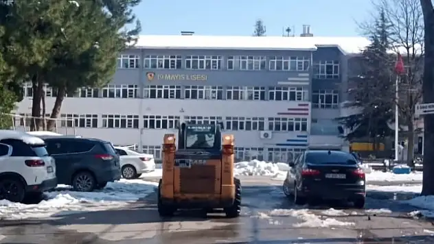 Okul bahçelerinde kar ve buz temizliği