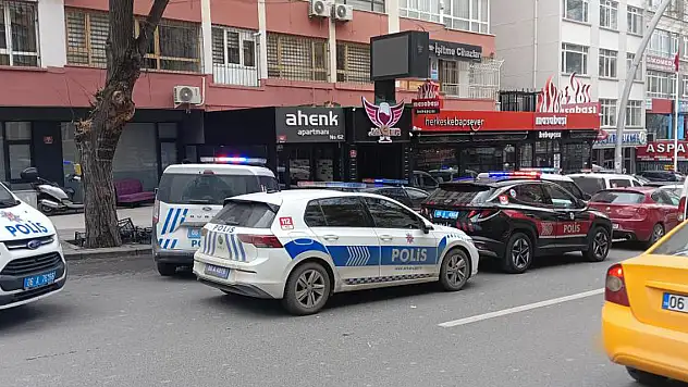 Arkadaşını bıçaklayıp 4. kattan atladı