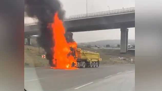 Hafriyat kamyonu alev alev yandı