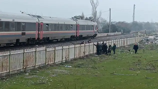 Trenin çarptığı genç adam ağır yaralandı