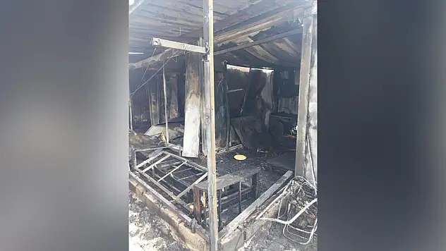 Depremzede ailenin yaşadığı konteyner yandı