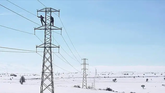 Elektrik arıza ekipleri kara kışta zorlu mesaide