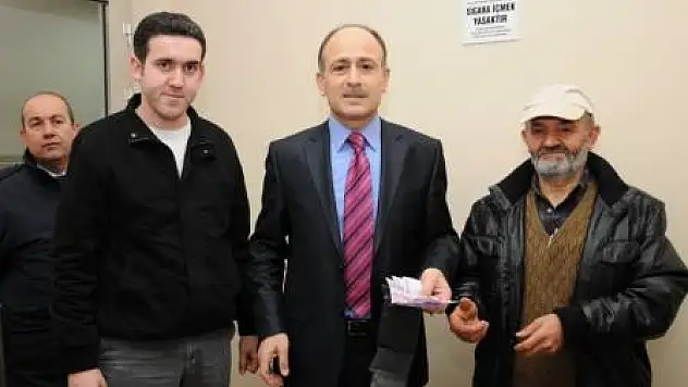 Yolda bulduğu parayı sahibine teslim etti