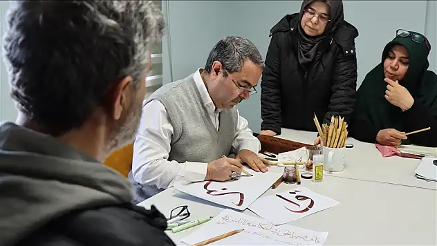 Hat sanatına gönül veren imam, yeni hattatlar yetiştiriyor