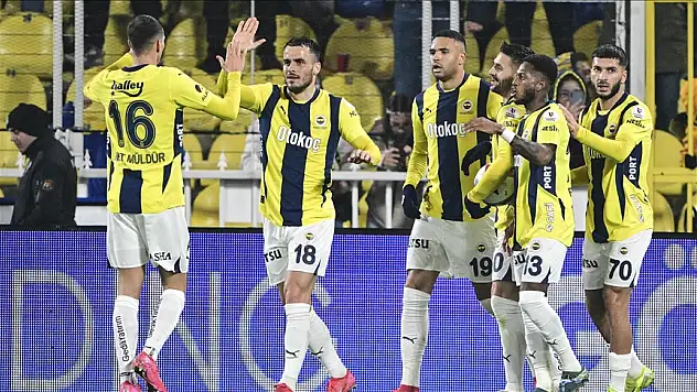 Fenerbahçe, puan farkını 4'e indirdi