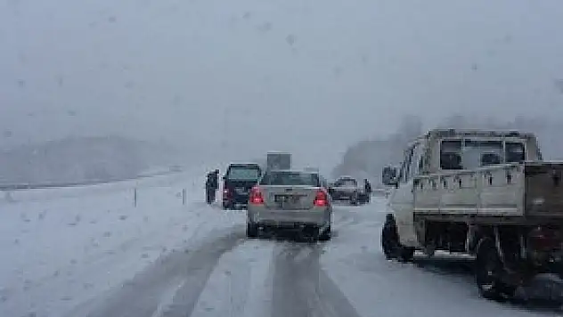 Kavak'ta kar yağışı ulaşımı aksattı