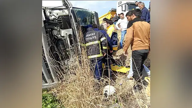 Enerji içeceği yüklü tır şarampole devrildi