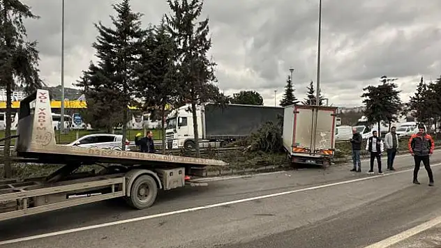 Tır kamyonete arkadan çarptı