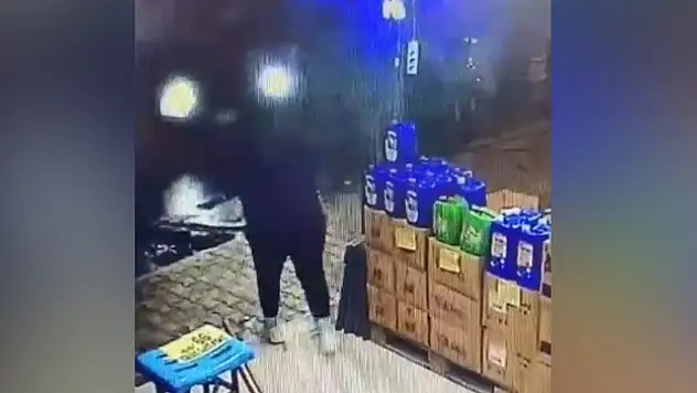 Market çalışanı canını zor kurtardı