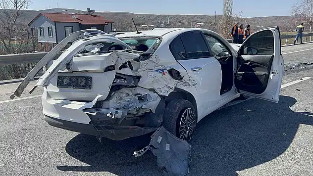 Yozgat'ta otomobiller kafa kafaya çarpıştı: 3'ü ağır 6 yaralı