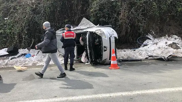İşçi servisi ile hafif ticari araç çarpıştı: 3 yaralı