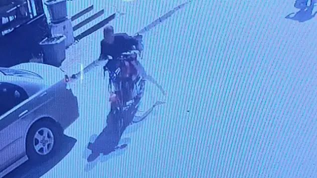 Kaza yapan motosiklet sürücüsü acısını unutup motosikleti kaçırdı