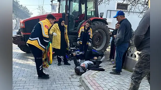 Traktör ile motosiklet çarpıştı
