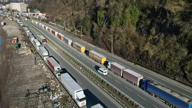 Tırlar, yoğunluğa neden oldu
