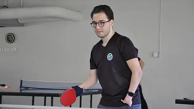 Para masa tenisçi Kerim, altın madalya kazandı