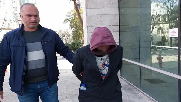 Evine iftara gittiği ikiz kardeşini bıçakladı