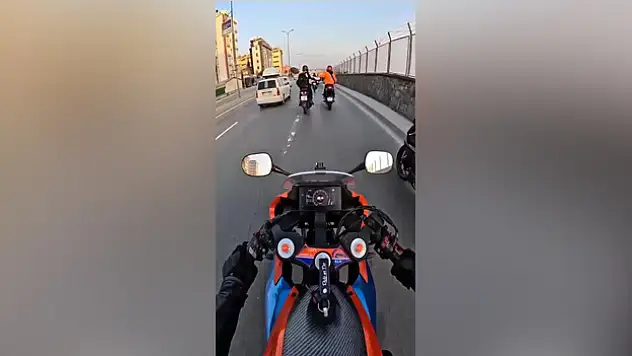 Motosiklet sürücüleri şakalaşırken kaza yaptı