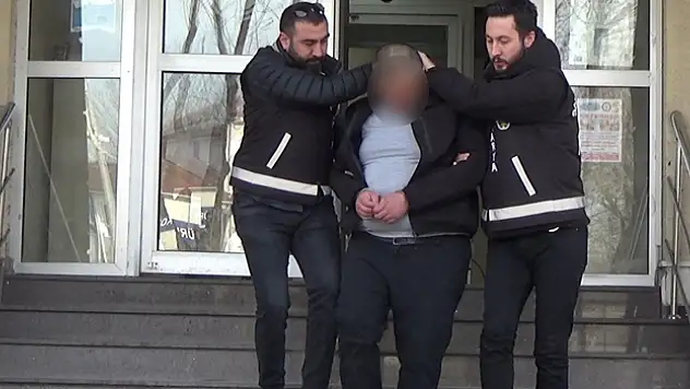 Okul zilinden rahatsız olunca müdürün boğazını kesti