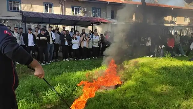 Üniversite öğrencilerine yangın ve tahliye eğitimi