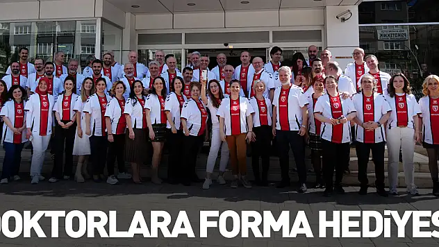 Doktorlara forma hediyesi