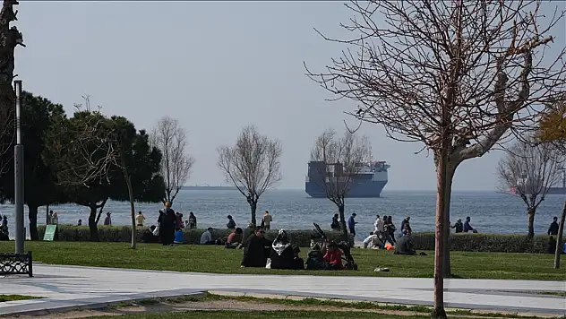 Hava sıcaklığı 35 ilde 30 dereceyi aştı