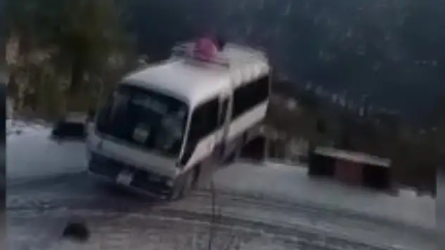 Yolcu otobüsü uçurumdan yuvarlandı