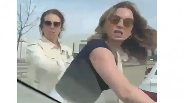 Kadın sürücüler trafikte tartıştı